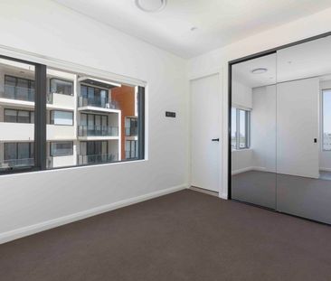 Brand new residence in buzzing heart of the area - Photo 1