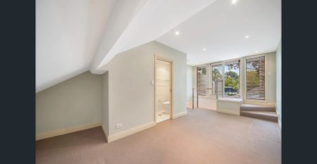 Elegant & Versatile Terrace in Coveted Crows Nest Location - Photo 2