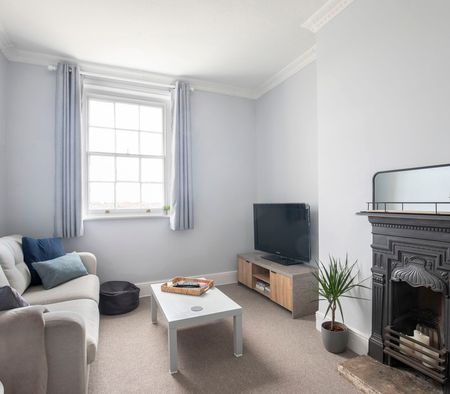 Wellington Square, Cheltenham GL50 4JU - Photo 2