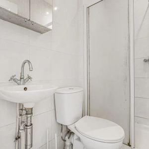 2 bedroom flat in London - Photo 3