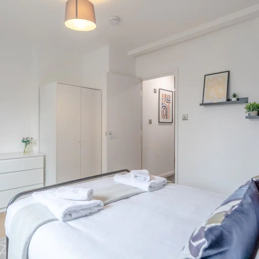 3 Bed Terraced House, Ambergate Street, SE17 - Photo 1