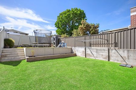 Modern Air-Conditioned Five-Bedroom Duplex with Gas Cook-Top, Three Full Bathrooms and Tiled Floors Throughout! - Photo 2