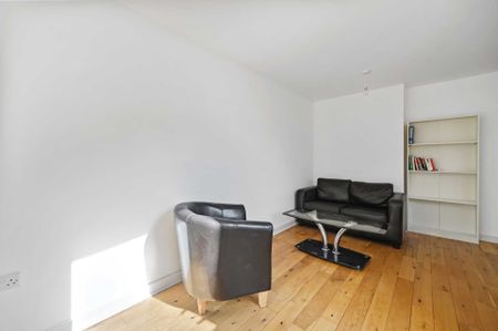 Price £400 pw - Available Now - Furnished - Photo 2