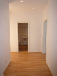 Weststr. 36, Wohnung 3 ~~~ sep. Eingang, Einbauküche, Balkon, Bad mit Wanne und Dusche, Abstellraum, Stellplatz anmietbar - Photo 2