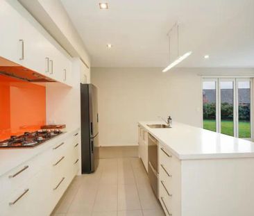 Modern Family Home - Photo 5