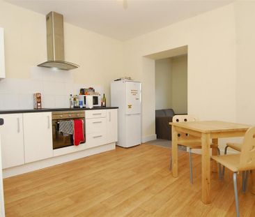 3 bedroom flat to rent - Photo 6