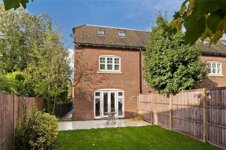 A stunning four bedroom family home located in the beautiful and peaceful Claygate village. - Photo 3