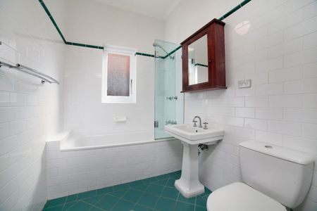 Quality Family Residence - Photo 3