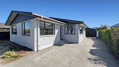 3 BEDROOMS, 1 BATHROOM, 2 HEATPUMPS, 4 CAR GARAGE - Photo 3