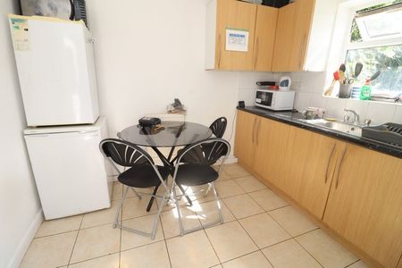 Room in a Shared House, Monega Road, E7 - Photo 5