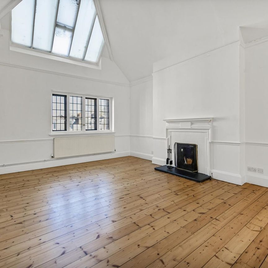 4 Bed Flat, Sundial House, W8 - Photo 1