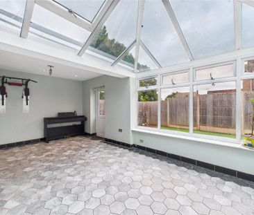 4 bedroom link detached house to rent - Photo 1