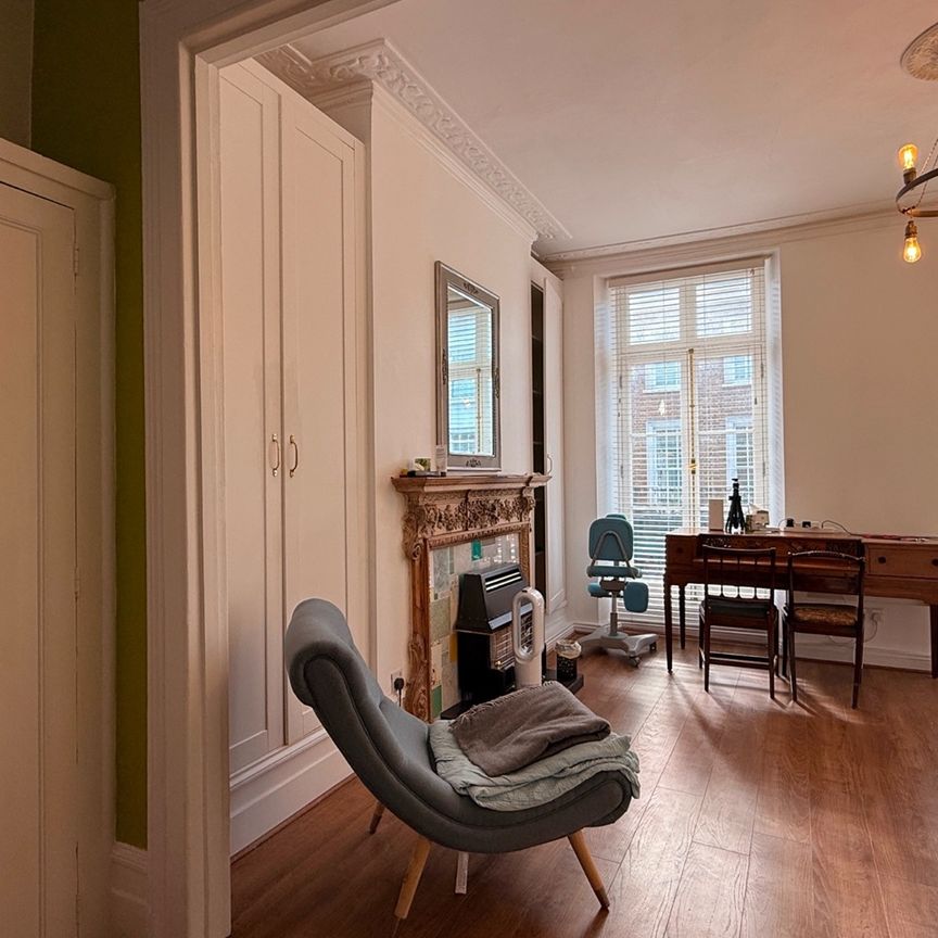 Studio Flat, Beauchamp Place, SW3 - Photo 1