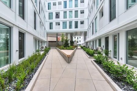 240 Rue Notre-Dame O, Montréal, QC - Photo 3