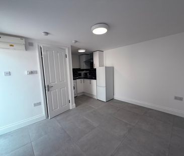 Small size studio flat with seperate kitchen- £1300 inclusive bills - Photo 1