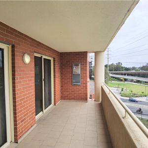 Renovated 3 bedroom apartment in a superb location - Photo 2