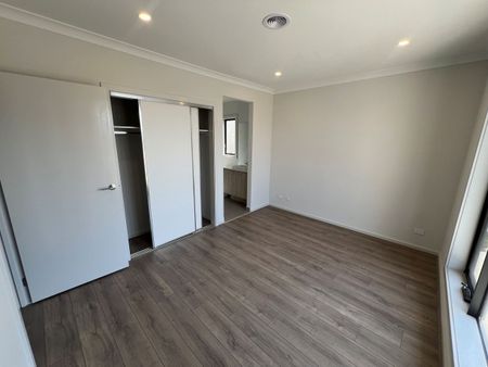 Brand New Classic 3Br Home in Tarneit! - Photo 2