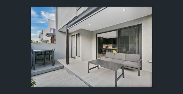 BEAUTIFUL 3 BEDROOM HOME IN SUNSHINE COVE! - Photo 1