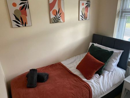 3 Bed Semi-Detached House, College Road, B44 - Photo 2