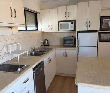 FABULOUS FULLY FURNISHED APARTMENT IN PRIME NORTH ADELAIDE LOCATION - Photo 5