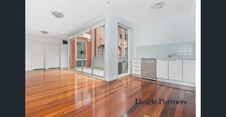 Bright & Modern 2-Bedroom Apartment in the Heart of Collingwood - Photo 4