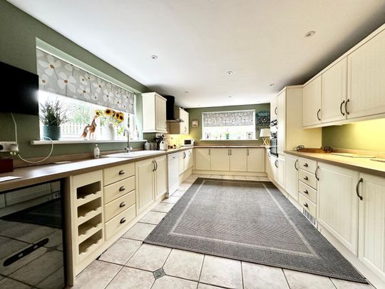 6 bedroom detached house to rent - Photo 1