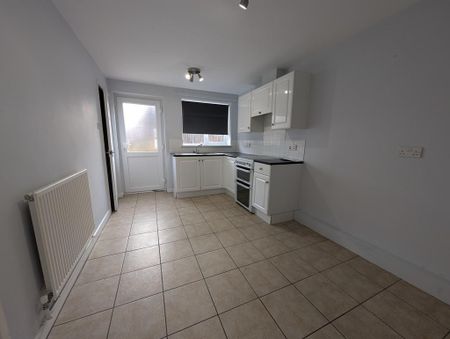 2 bedroom end of terrace house to rent - Photo 2