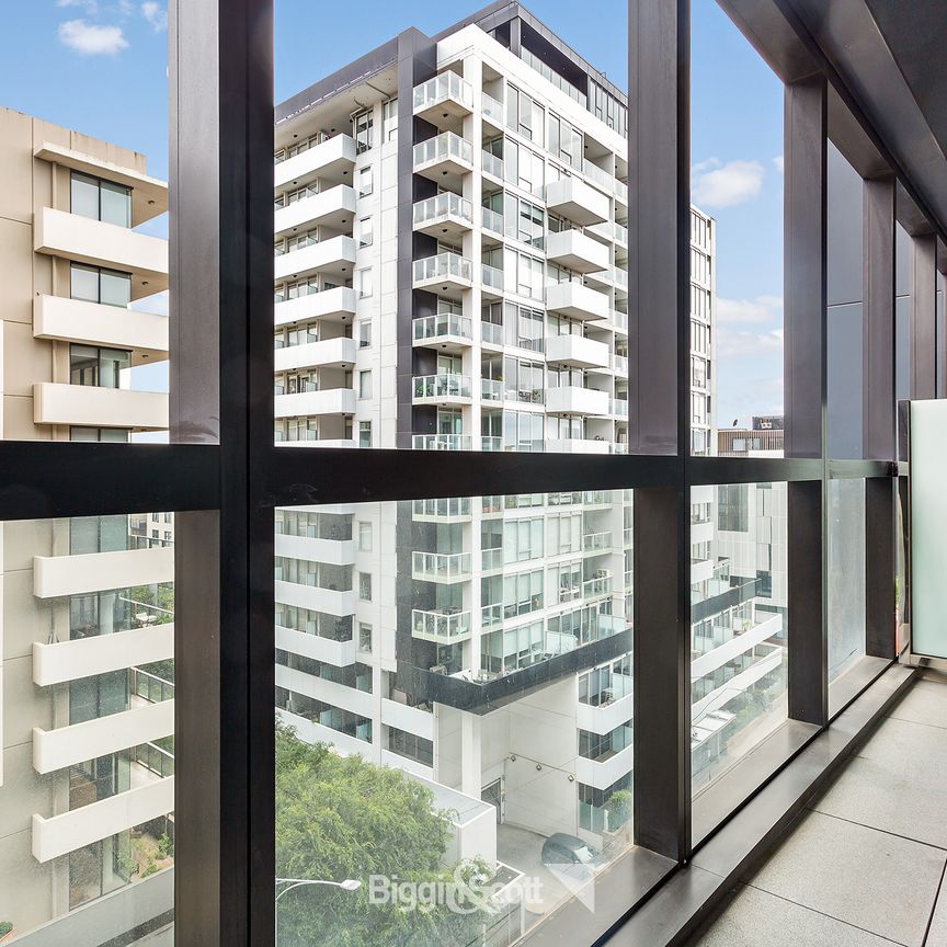 MODERN 2 BEDROOM APARTMENT IN SOUTH YARRA'S VOGUE COMPLEX! - Photo 1