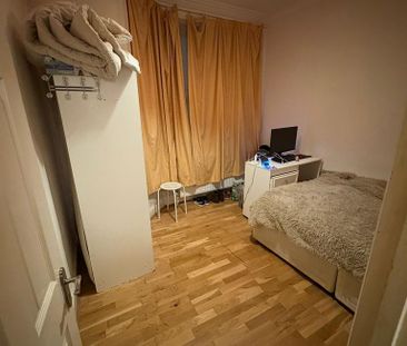 1 bedroom in a house share to rent - Photo 3