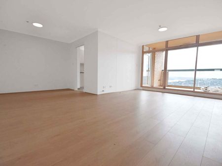 SPECTACULAR TWO BEDROOM APARTMENT WITH HARBOUR VIEWS & DOUBLE PARKING - Photo 4