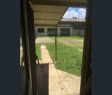 For Rent - One Bedroom Semi House with Parking - Photo 1