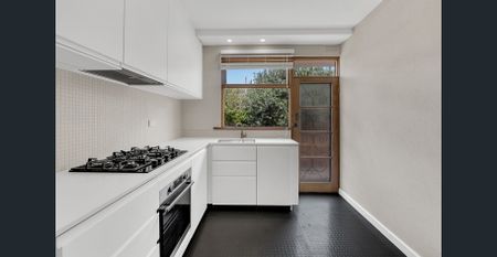 Modern 2-bedroom unit in prime Balwyn location - Photo 3