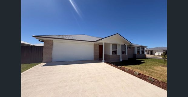 MODERN COMFORT IN CAERLEON - Photo 1