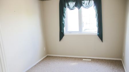 Spacious 3 Bed + Den | Finished Basement | Large Yard | Oversized Garage. - Photo 2