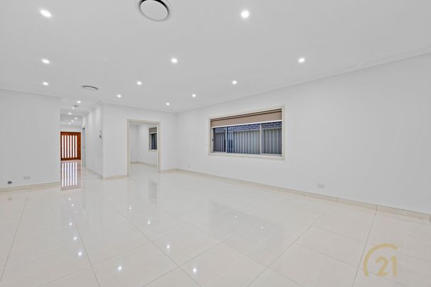 Modern, Spacious, 5 Bedroom Family Home! - Photo 1