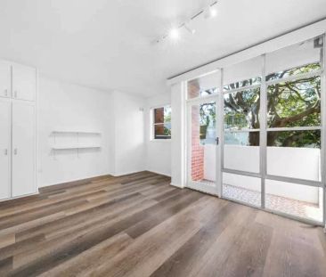 ‘Fitzroy Place’ Studio Apartment with Parking - Photo 4