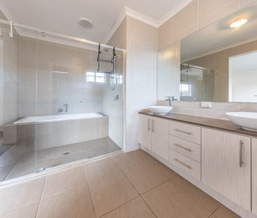 Spacious 5-bedroom Home! - Photo 6