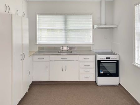 Partially renovated and close to Queensgate - Photo 5