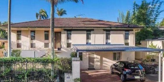 Luxurious Living in the Heart of Sunnybank: Beautiful House for Rent! - Photo 3