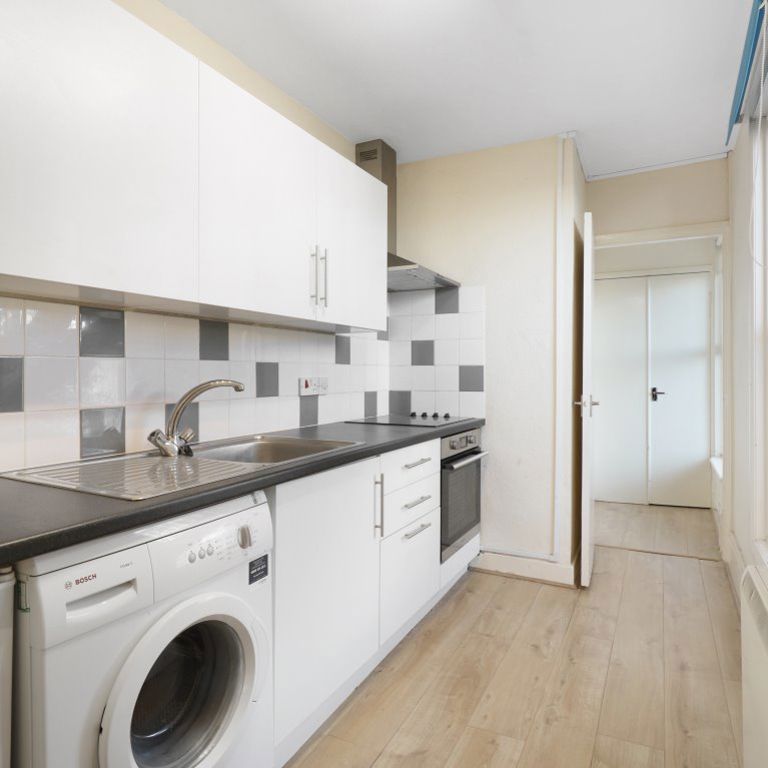 A 1 Bedroom Flat in Leckhampton GL53 0JB - Photo 1