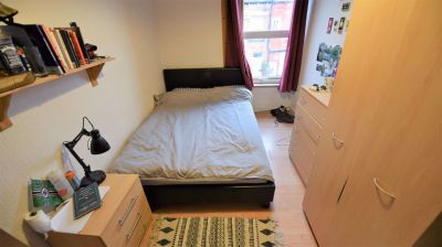 4 bedroom House in Hyde Park, Leeds - Photo 2