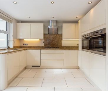 4 bedroom end of terrace house to rent - Photo 3