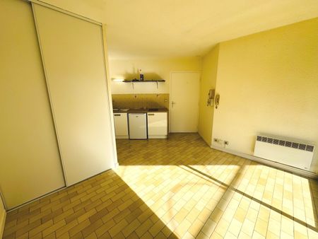 Location Appartement 1 pièce 18m² ROMANS SUR ISERE 26100 - Photo 2