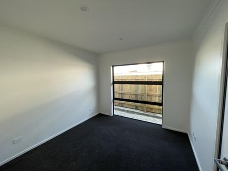 Modern and sunny three-bedroom home - Photo 4