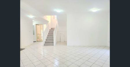 Spacious 4-Bedroom Townhouse for Lease - Photo 4