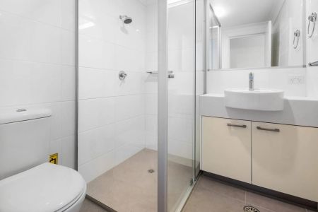 Modern Two-Bedroom Apartment in Prime Auchenflower Location - Photo 4