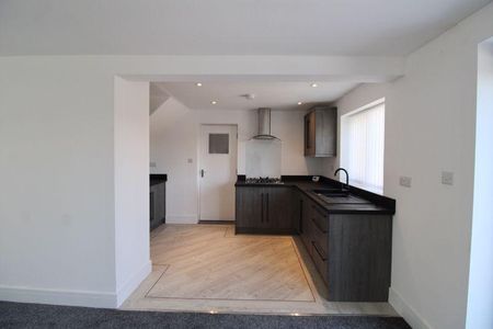 2 bedroom semi-detached house to rent - Photo 5