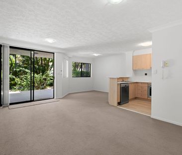 TWO BEDROOM, TWO BATHROOM APARTMENT MERMAID BEACH - Photo 1