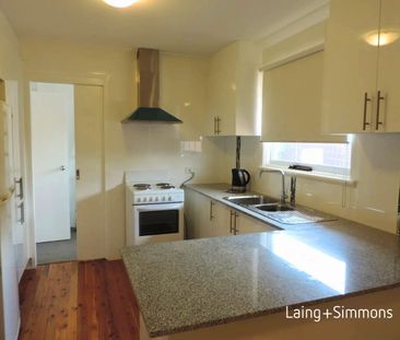 Stylish modern home near station and parks - Photo 2