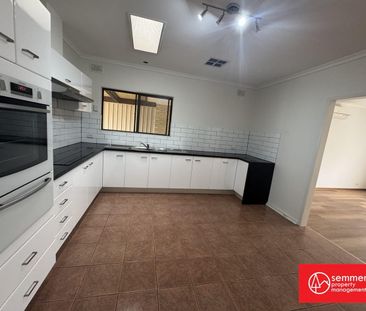 3 BEDROOM FAMILY HOME - MINUTES TO THE BEACH - Photo 1